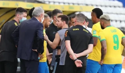 Lionel Messi conversa con Neymar tras la suspensión del partido. 