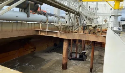 La draga 'Bartolomeu Dias' trabajando en el sector próximo a Bocas de Ceniza.