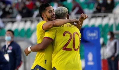 Andrés Andrade se abraza con Roger Martínez. 