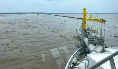 La draga 'Bartolomeu Dias' en la zona próxima a Bocas de Ceniza.