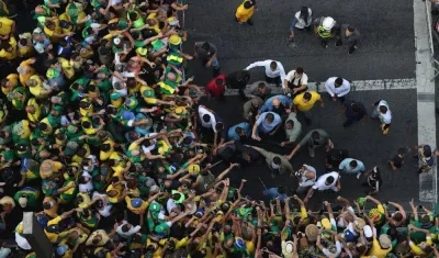  El presidente de Brasil, Jair Bolsonaro, saluda a sus simpatizantes durante una manifestación hoy en la avenida Paulista, en Sao Paulo (Brasil).