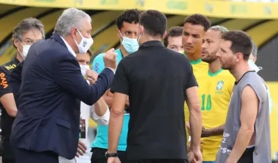 Tite conversa con Neymar y Lionel Messi. 