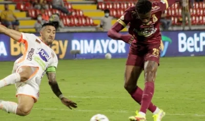 Acción del partido entre Tolima y Envigado. 