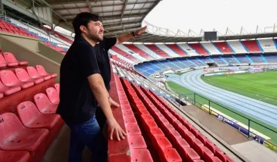 Jaime Pumarejo, Alcalde de Barranquilla, mira las obras del estadio Metropolitano.