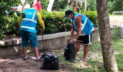 Limpieza de los parques por parte de los infractores.