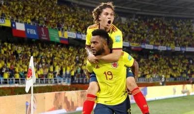 Miguel Ángel Borja celebrando el segundo gol de la noche con Juan Fernando Quintero.