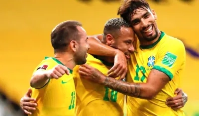 Neymar celebrando el gol con sus compañeros.