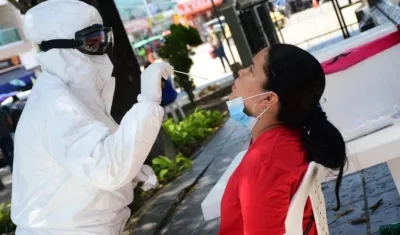 En los parques siguen tomando muestras para detectar casos activos de Covid-19.