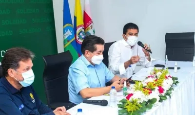 El Ministro de Salud, Fernando Ruiz, junto con el alcalde de Soledad, Rodolfo Ucrós. 