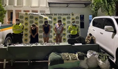 Las capturadas con los elementos incautados.