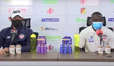 El DT Arturo Reyes y Edwuin Cetré en la rueda de prensa al final del partido.