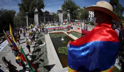 Cientos de colombianos protestan contra la visita del presidente colombiano Iván Duque a España, con motivo de la celebración de la Feria del Libro, de la que Colombia es país invitado.