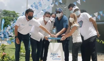 La gobernadora Elsa Noguera en la entrega de la obra junto a los alcaldes de Sabanagrande, Baranoa y Polonuevo.
