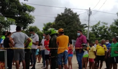 La comunidad se aglomeró en el lugar donde ocurrió el crimen. 