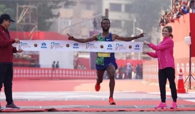 A Derara Hurisa lo descalificaron por sus zapatos en la maratón de Viena.