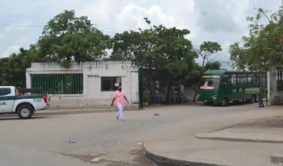 La Policía en la Nevada de Coolitoral donde fue lanzada la granada la noche anterior. 