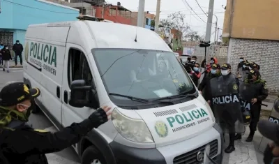 Un camión de policía traslada los restos mortales de Abimael Guzmán a la morgue del Callao, en Lima (Perú).