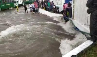 Oswaldo Abello Rubio cuando fue rescatado el año pasado en el arroyo de la Vía 40. 