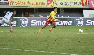 Gabriel Fuentes sufrió con la velocidad de Wilfrido De La Rosa.