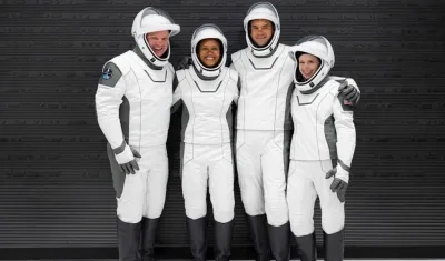 De izquierda a derecha, Christopher Sembroski, la Dra. Sian Proctor, Jared Isaacman y Hayley Arceneaux en la prueba de trajes en el Centro Espacial Kennedy en Florida.