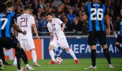 Lionel Messi ante la defensa del Brujas.