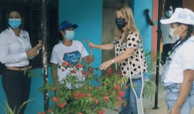 La Gobernadora del Atlántico visitó el barrio Galán de Luruaco, donde corroboró casa a casa la fase de estabilización del nuevo acueducto.