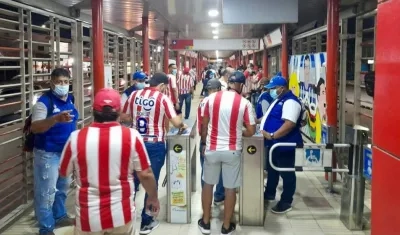 Hinchas de Junior en estación de Transmetro.