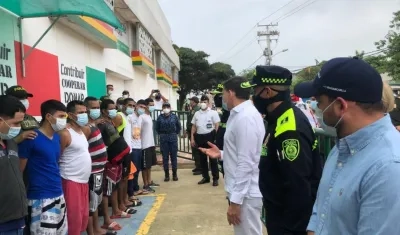 El ministro de Justicia haciendo presencia en el traslado de los reclusos. 