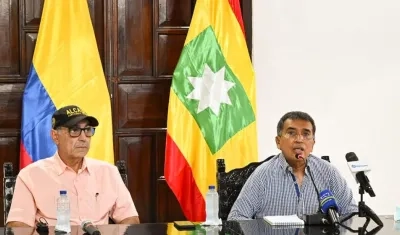 Alcalde de Cartagena, William Dau Chamat, en rueda de prensa, con el abogado Jorge Iván Acuña.