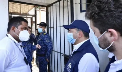 Defensor del Pueblo, Carlos Camargo, con el Regional Miguel Linero, en la Penitenciaría El Bosque. 