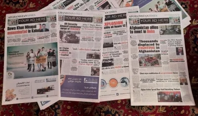 Varios ejemplares del diario Afghanistan Times.