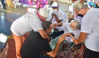 El Alcalde José Fernando Vargas compartiendo con los abuelitos.