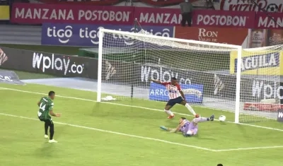 Remate de Jonatan Alvez para el segundo gol 'verdolaga'.