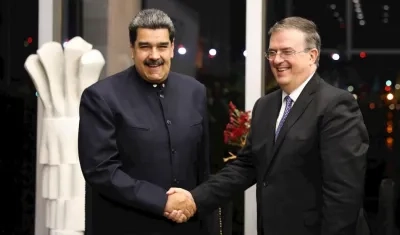 Presidente de Venezuela, Nicolás Maduro, mientras saluda al secretario de Relaciones Exteriores de México, Marcelo Ebrard, hoy, en Ciudad de México (México).