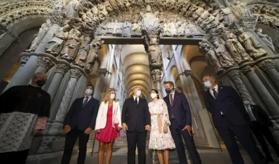 El presidente de la Xunta, Alberto Núñez Feijóo, (izq) posa junto al presidente de Colombia, Iván Duque y su esposa María Juliana Ruiz y otras personalidades, ante el Pórtico de la Gloria.