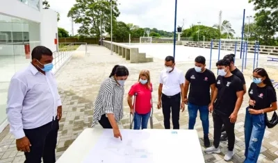 La Gobernadora Elsa Noguera y la Secretaria de Infraestructura, Nury Logreira, supervisando el proyecto.