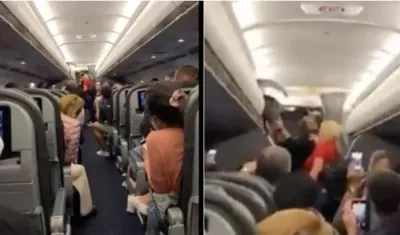 Pasajeros observan la expulsión de los dos viajeros por no usar tapabocas.