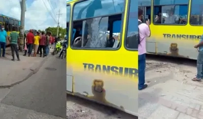 Así quedó el bus tras el ataque. 