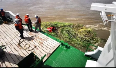 Personal de la Dimar rescatando una de las boyas.