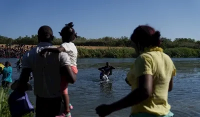 Miles de migrantes, muchos de ellos haitianos, cruzan ilegalmente de un lado a otro entre los EE. UU. y México.