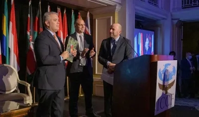 Iván Duque y representantes de Rainforest Trust.