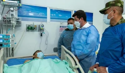 El ministro de Defensa, Diego Molano, visita uno de los heridos del atentado.