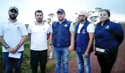 Imagen del biólogo con comitiva de la Defensoría.