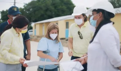 La gobernadora, Elsa Noguera, junto con la gerente, Raquel Garavito.
