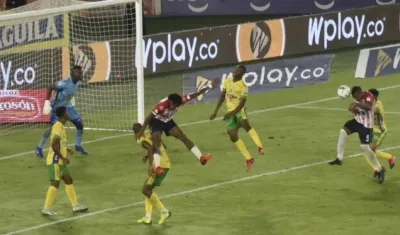 Willer Ditta anotando de cabeza el tercer gol juniorista.