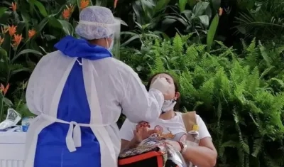 Los casos activos de Covid-19 siguen encontrándose tras las pruebas de laboratorio.