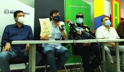 El Alcalde Jaime Pumarejo mostrando el cartel de los delincuentes.