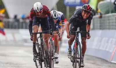 El ciclista colombiano Egan Bernal (derecha).
