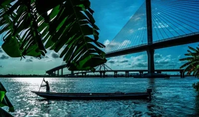 Río Magdalena Isla Pensilvania. No importaron las picaduras de mosquitos en galladas, las culebras acechando y la humedad del ambiente. Solo quería retratar nuestro hermoso puente Pumarejo con una figura humana.