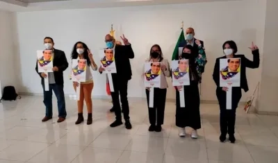 La delegación con los carteles de Alex Saab.